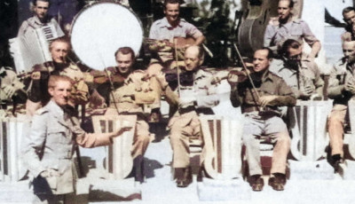 Polish Parade i Czoł&oacute;wka Teatralna: Henryk Wars i Feliks Konarski u boku gen. Andersa